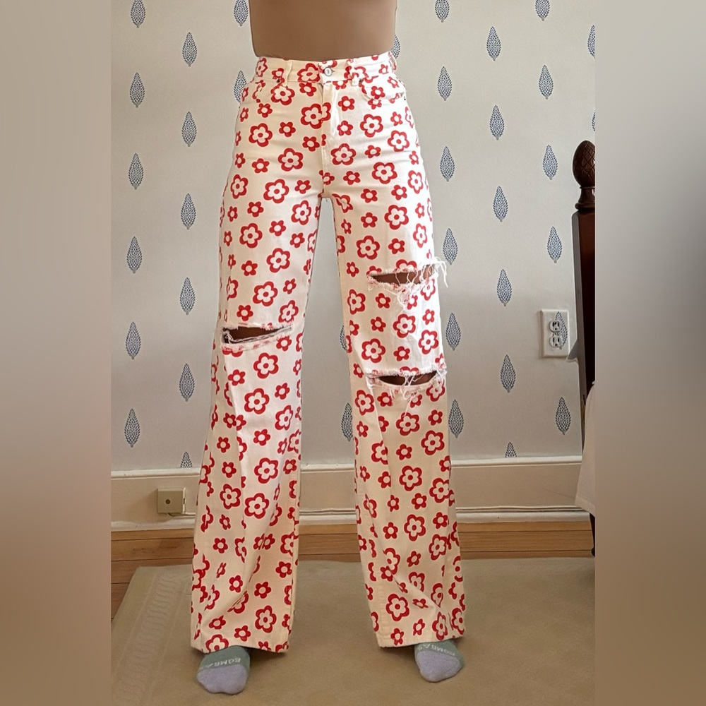 Ripped white jeans with red flower print, size EUR 25